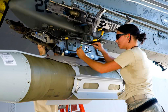 Bảo dưỡng vũ khí trên oanh tạc cơ B-52H thuộc Phi đội máy bay ném bom số 2 trong cuộc diễn tập Combat Hammer tại căn cứ Không quân Barksdale. Bảo dưỡng vũ khí trên oanh tạc cơ B-52H thuộc Phi đội máy bay ném bom số 2 trong cuộc diễn tập Combat Hammer tại căn cứ Không quân Barksdale.