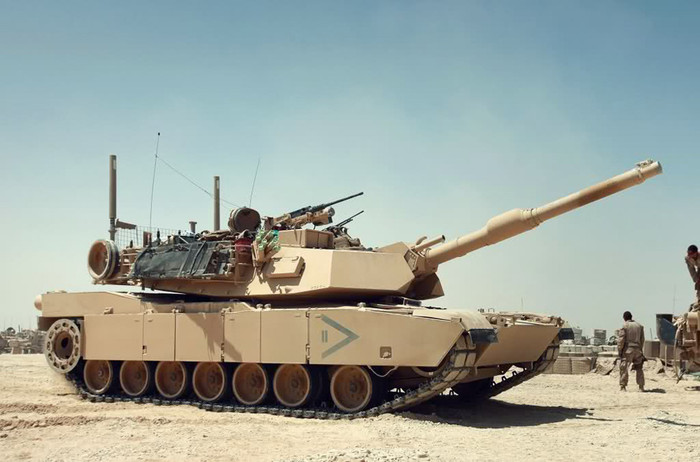 Afghanistan: Xe tăng chiến đấu chủ lực M1A1 Abrams tiếp nhiên liệu tại tỉnh Helmand, Afghanistan. Afghanistan: Xe tăng chiến đấu chủ lực M1A1 Abrams tiếp nhiên liệu tại tỉnh Helmand, Afghanistan.