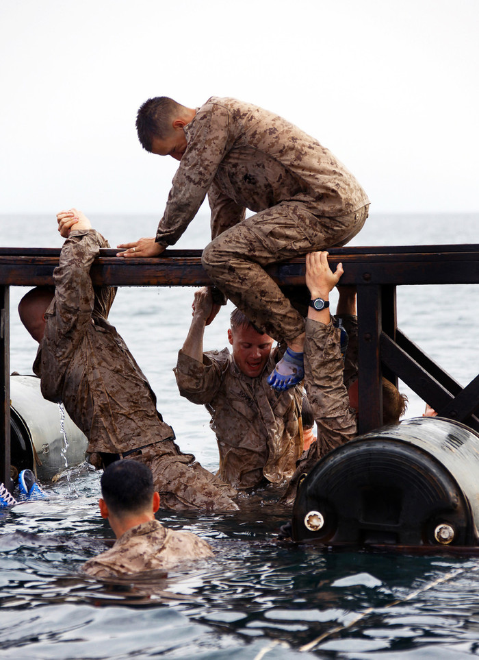 Binh sĩ thuộc Trung Đoàn Thủy Quân Lục Chiến thứ 2,đơn vị quân viễn chinh 24 thực hiện một khóa đào tạo tại vùng biển Arta, Djibouti, Pháp. Binh sĩ thuộc Trung Đoàn Thủy Quân Lục Chiến thứ 2,đơn vị quân viễn chinh 24 thực hiện một khóa đào tạo tại vùng biển Arta, Djibouti, Pháp.