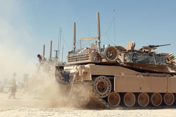 Afghanistan: Xe tăng chiến đấu chủ lực M1A1 Abrams tiếp nhiên liệu tại tỉnh Helmand, Afghanistan. Afghanistan: Xe tăng chiến đấu chủ lực M1A1 Abrams tiếp nhiên liệu tại tỉnh Helmand, Afghanistan.