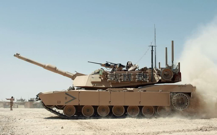 Afghanistan: Xe tăng chiến đấu chủ lực M1A1 Abrams tiếp nhiên liệu tại tỉnh Helmand, Afghanistan. Afghanistan: Xe tăng chiến đấu chủ lực M1A1 Abrams tiếp nhiên liệu tại tỉnh Helmand, Afghanistan.