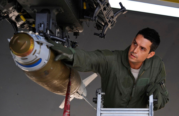 Bảo dưỡng vũ khí trên oanh tạc cơ B-52H thuộc Phi đội máy bay ném bom số 2 trong cuộc diễn tập Combat Hammer tại căn cứ Không quân Barksdale. Bảo dưỡng vũ khí trên oanh tạc cơ B-52H thuộc Phi đội máy bay ném bom số 2 trong cuộc diễn tập Combat Hammer tại căn cứ Không quân Barksdale.