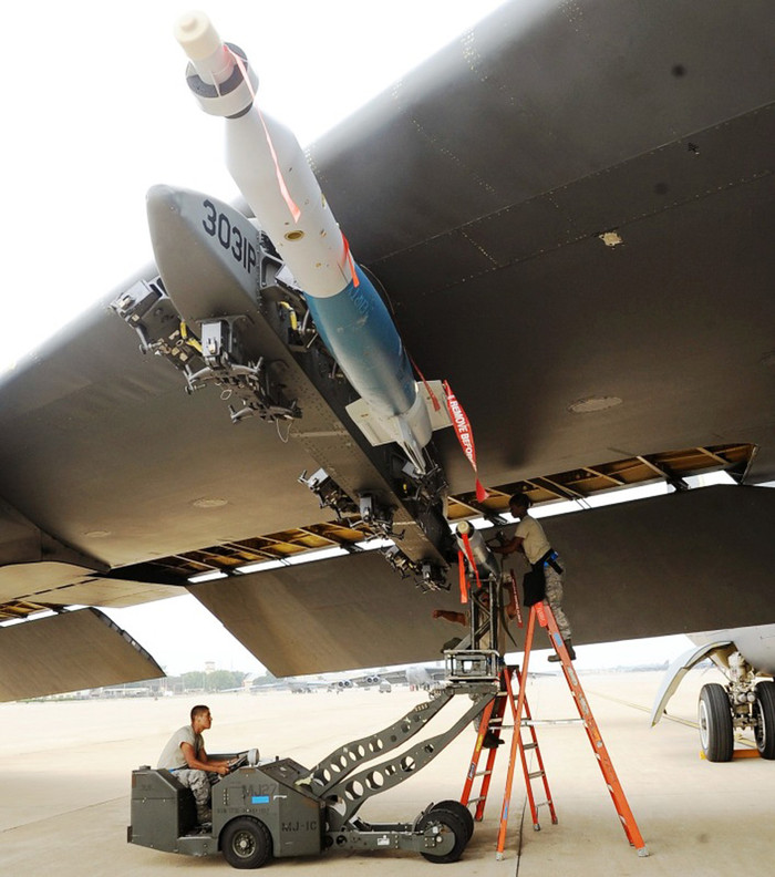 Bảo dưỡng vũ khí trên oanh tạc cơ B-52H thuộc Phi đội máy bay ném bom số 2 trong cuộc diễn tập Combat Hammer tại căn cứ Không quân Barksdale. Bảo dưỡng vũ khí trên oanh tạc cơ B-52H thuộc Phi đội máy bay ném bom số 2 trong cuộc diễn tập Combat Hammer tại căn cứ Không quân Barksdale.