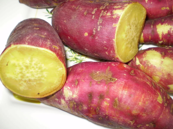 11. Khoai lang: có chứa rất ít hàm lượng calo, không chứa chất béo, giàu chất xơ vì thế rất có lợi cho sức khoẻ. Vào mùa đông, bạn nên tăng cường ăn thêm khoai lang vì nó có chứa hàm lượng lớn beta-carotene, vitamin A.