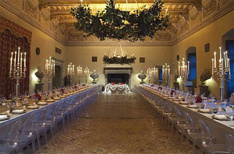 8. Lâu đài Odescalchi, ngoại ô Rome, Italy Lâu đài La Mã có từ thế kỷ 15 này được đánh giá là hoàn hảo với lính gác mặc đồng phục, một bảo tàng quân đội và những hoạt động giải trí với các hiệp sỹ và cung thủ. Giá tối thiểu cho một đám cưới diễn ra ở đây là 50.000 USD. Nằm bên bờ hồ Bracciano, lâu đài Odescalchi là nơi mà tài tử Tom Cruise và Katie Holmes đã tổ chức đám cưới vào năm 2006. 8. Lâu đài Odescalchi, ngoại ô Rome, Italy Lâu đài La Mã có từ thế kỷ 15 này được đánh giá là hoàn hảo với lính gác mặc đồng phục, một bảo tàng quân đội và những hoạt động giải trí với các hiệp sỹ và cung thủ. Giá tối thiểu cho một đám cưới diễn ra ở đây là 50.000 USD. Nằm bên bờ hồ Bracciano, lâu đài Odescalchi là nơi mà tài tử Tom Cruise và Katie Holmes đã tổ chức đám cưới vào năm 2006.