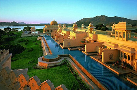 10. Khách sạn Oberoi Udaivilas, Udaipur, Ấn Độ Khách sạn gồm 87 phòng này là một trong những địa điểm tổ chức cưới mà cặp đôi giàu có rất thích đặt chân đến. Năm 2011, Oberoi Udaivilas đã được tạp chí Travel & Leisure đánh giá là khách sạn số 1 ở châu Á. Mức giá của phòng hạng sang có bể bơi trong khách sạn này là 1.166 USD/đêm. Các vị khách sẽ tiến vào nơi tổ chức đám cưới bằng thuyền. Ở đây, họ bước vào một không gian mở tuyệt đẹp được bao quanh bởi 450 cây cột đá được chạm khắc bằng tay, mái vòm dát vàng và mặt nền lát đá marble trắng. 10. Khách sạn Oberoi Udaivilas, Udaipur, Ấn Độ Khách sạn gồm 87 phòng này là một trong những địa điểm tổ chức cưới mà cặp đôi giàu có rất thích đặt chân đến. Năm 2011, Oberoi Udaivilas đã được tạp chí Travel & Leisure đánh giá là khách sạn số 1 ở châu Á. Mức giá của phòng hạng sang có bể bơi trong khách sạn này là 1.166 USD/đêm. Các vị khách sẽ tiến vào nơi tổ chức đám cưới bằng thuyền. Ở đây, họ bước vào một không gian mở tuyệt đẹp được bao quanh bởi 450 cây cột đá được chạm khắc bằng tay, mái vòm dát vàng và mặt nền lát đá marble trắng.