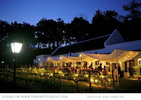 5. Đồn điền rượu vang Molenvliet ở Stellenbosch, Nam Phi Một đám cưới kéo dài 3 đêm, kèm chỗ ở cho 14 khách, không tính tiền rượu vang, có giá 9.175 USD. Nằm ở vùng đất sản xuất rượu vang ở Mũi Tây của Nam Phi, Stellenbosch là một địa chỉ hoàn hảo cho những người mê rượu vang. Nơi này nằm cách công viên bảo tồn Aquila Safari Park 2 giờ lái xe, Stellenbosch còn được xem là một nơi nghỉ trăng mật lý tưởng và những vị khách chờ đợi những chuyến phiêu lưu ở châu Phi. 5. Đồn điền rượu vang Molenvliet ở Stellenbosch, Nam Phi Một đám cưới kéo dài 3 đêm, kèm chỗ ở cho 14 khách, không tính tiền rượu vang, có giá 9.175 USD. Nằm ở vùng đất sản xuất rượu vang ở Mũi Tây của Nam Phi, Stellenbosch là một địa chỉ hoàn hảo cho những người mê rượu vang. Nơi này nằm cách công viên bảo tồn Aquila Safari Park 2 giờ lái xe, Stellenbosch còn được xem là một nơi nghỉ trăng mật lý tưởng và những vị khách chờ đợi những chuyến phiêu lưu ở châu Phi.