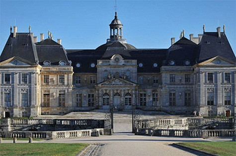 2. Lâu đài Vaux-le-Vicomte, Pháp Giá thuê lâu đài sang trọng từ thế kỷ 17 cách Paris 35 dặm này trong 5 giờ đồng hồ tối thiểu là 64.000 USD tùy theo tỷ giá. Vẻ vương giả của Vaux-le-Vicomte luôn hấp dẫn các cặp đôi nổi tiếng. Gần đây nhất, cặp đôi nữ minh tinh Eva Longoria và ngôi sao bóng rổ Tony Parker đã tổ chức cưới ở Vaux-le-Vicomte. 2. Lâu đài Vaux-le-Vicomte, Pháp Giá thuê lâu đài sang trọng từ thế kỷ 17 cách Paris 35 dặm này trong 5 giờ đồng hồ tối thiểu là 64.000 USD tùy theo tỷ giá. Vẻ vương giả của Vaux-le-Vicomte luôn hấp dẫn các cặp đôi nổi tiếng. Gần đây nhất, cặp đôi nữ minh tinh Eva Longoria và ngôi sao bóng rổ Tony Parker đã tổ chức cưới ở Vaux-le-Vicomte.