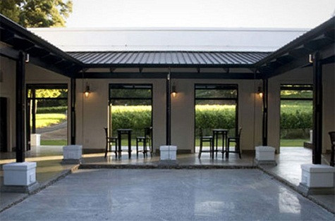 4. Musha Cay, Bahamas Gói dịch vụ cưới tiêu chuẩn, tối thiểu 5 đêm dành cho 24 khách tại Musha Cay, Bahamas có giá 262.500 USD. Là một trong những điểm đến xa xôi nhất trên Trái đất nhưng Masha Cay có thể cung cấp cả ban nhạc jazz và pháo hoa cho các lễ cưới, bên cạnh những dịch vụ như mát-xa và các chuyến lặn biển cho khách dự cưới. Để đến đây bằng máy bay trực thăng, khách phải chi thêm 20.000 USD/một chiều. 4. Musha Cay, Bahamas Gói dịch vụ cưới tiêu chuẩn, tối thiểu 5 đêm dành cho 24 khách tại Musha Cay, Bahamas có giá 262.500 USD. Là một trong những điểm đến xa xôi nhất trên Trái đất nhưng Masha Cay có thể cung cấp cả ban nhạc jazz và pháo hoa cho các lễ cưới, bên cạnh những dịch vụ như mát-xa và các chuyến lặn biển cho khách dự cưới. Để đến đây bằng máy bay trực thăng, khách phải chi thêm 20.000 USD/một chiều.