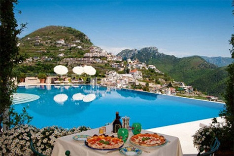 3. Khách sạn Caruso ở Ravello, Italy Khách sạn Caruso nằm trên những vách đá dọc bờ biển Amalfi ở phía Nam của vùng Naples, một trong những nơi có phong cảnh đáng ngắm nhất thế giới. Đây là địa chỉ mà các chính trị gia và giới nhà giàu Italy thường tới nghỉ và là nơi tập trung những nghệ nhân cắm hoa, nhạc sỹ, nghệ nhân trang trí, thiết kế đèn… giỏi nhất của Italy. Một công ty tổ chức đám cưới ở Italy cho biết, dịch vụ cưới tại khách sạn này, bao gồm thức ăn và đồ uống cho 100 người, có giá dao động từ 300.000-350.000 Euro. 3. Khách sạn Caruso ở Ravello, Italy Khách sạn Caruso nằm trên những vách đá dọc bờ biển Amalfi ở phía Nam của vùng Naples, một trong những nơi có phong cảnh đáng ngắm nhất thế giới. Đây là địa chỉ mà các chính trị gia và giới nhà giàu Italy thường tới nghỉ và là nơi tập trung những nghệ nhân cắm hoa, nhạc sỹ, nghệ nhân trang trí, thiết kế đèn… giỏi nhất của Italy. Một công ty tổ chức đám cưới ở Italy cho biết, dịch vụ cưới tại khách sạn này, bao gồm thức ăn và đồ uống cho 100 người, có giá dao động từ 300.000-350.000 Euro.