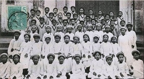 Nề nếp trong đồng phục trắng. Nề nếp trong đồng phục trắng.