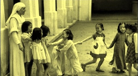 Trẻ em trong một trường công giáo Trẻ em trong một trường công giáo