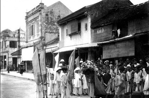 Các em nhỏ tổ chức chơi trung thu Các em nhỏ tổ chức chơi trung thu