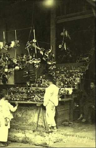 Những món đồ chơi đa dạng của trẻ em chốn thành thị Những món đồ chơi đa dạng của trẻ em chốn thành thị