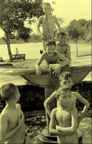 Trẻ em nghịch ngợm ở đài phun nước Trẻ em nghịch ngợm ở đài phun nước