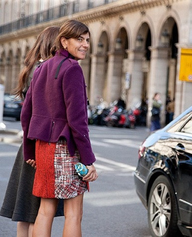 Giám đốc thời trang của Teen Vogue, Gloria Baume trong chiếc áo khoác dạ tím. Giám đốc thời trang của Teen Vogue, Gloria Baume trong chiếc áo khoác dạ tím.