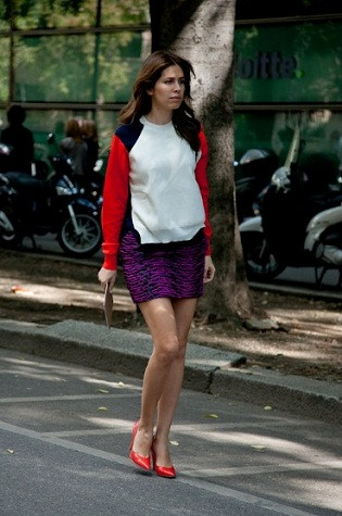 Biên tập tạp chí Dasha Zhukova nổi bật tỏng đôi giày đỏ và đầm tím Biên tập tạp chí Dasha Zhukova nổi bật tỏng đôi giày đỏ và đầm tím