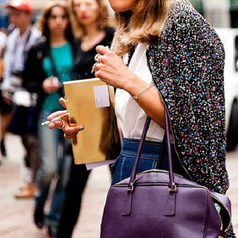 Ngoài giày dép, quần áo, tím cũng là màu sắc được ưa chuộng cho những chiếc túi. Ngoài giày dép, quần áo, tím cũng là màu sắc được ưa chuộng cho những chiếc túi.