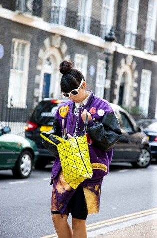 Biên tập viên thời trang Anna Dello Russo cá tính với áo khoác tím phá cách. Biên tập viên thời trang Anna Dello Russo cá tính với áo khoác tím phá cách.