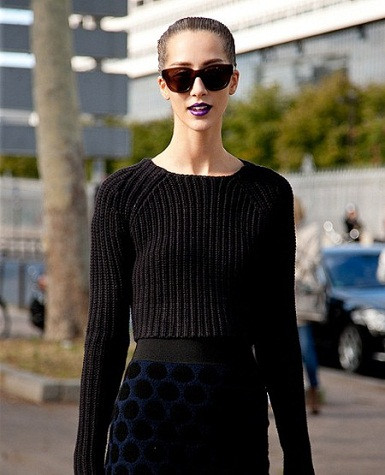 Son môi màu tím đậm cũng mang lại sự cổ điển và lãng mạn. Son môi màu tím đậm cũng mang lại sự cổ điển và lãng mạn.