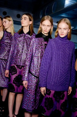 Tuyệt vời hơn, màu tím hầu như không kén người mặc. Sắc tím đậm khi mặc lên người còn làm bạn có cảm giác thon gọn hơn hẳn. Tuyệt vời hơn, màu tím hầu như không kén người mặc. Sắc tím đậm khi mặc lên người còn làm bạn có cảm giác thon gọn hơn hẳn.