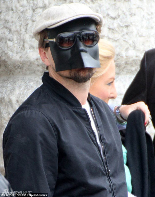 Cuối tuần qua, Leonardo DiCaprio dạo phố Venice với một chiếc mặt nạ và cả một chiếc kính đen đeo bên ngoài. Dù che kín mặt nhưng ngôi sao Titanic vẫn dễ dàng bị nhận ra. Cuối tuần qua, Leonardo DiCaprio dạo phố Venice với một chiếc mặt nạ và cả một chiếc kính đen đeo bên ngoài. Dù che kín mặt nhưng ngôi sao Titanic vẫn dễ dàng bị nhận ra.