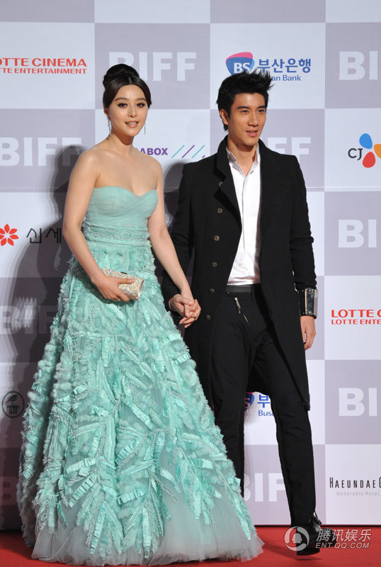 Cả hai tay trong tay thân thiết trên thảm đỏ. Cả hai tay trong tay thân thiết trên thảm đỏ.