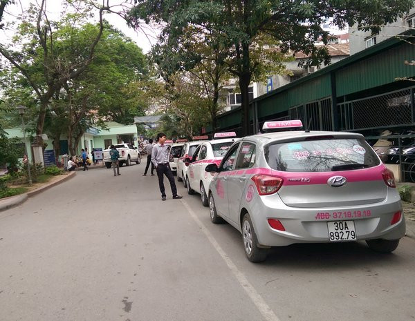 Trong khuôn viên Bệnh viện Nhi Trung ương luôn có một hãng taxi ABC "độc quyền" xếp hàng dài để đưa đón khách một cách thoải mái. Trong khuôn viên Bệnh viện Nhi Trung ương luôn có một hãng taxi ABC "độc quyền" xếp hàng dài để đưa đón khách một cách thoải mái.
