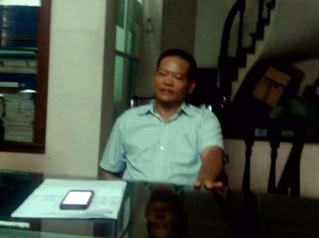 Ông Nguyễn Đình Thi, trưởng phòng nghiệp vụ công ty bảo vệ AZ đang trao đổi với phóng viên về vụ việc (Ảnh Nhân Minh) Ông Nguyễn Đình Thi, trưởng phòng nghiệp vụ công ty bảo vệ AZ đang trao đổi với phóng viên về vụ việc (Ảnh Nhân Minh)