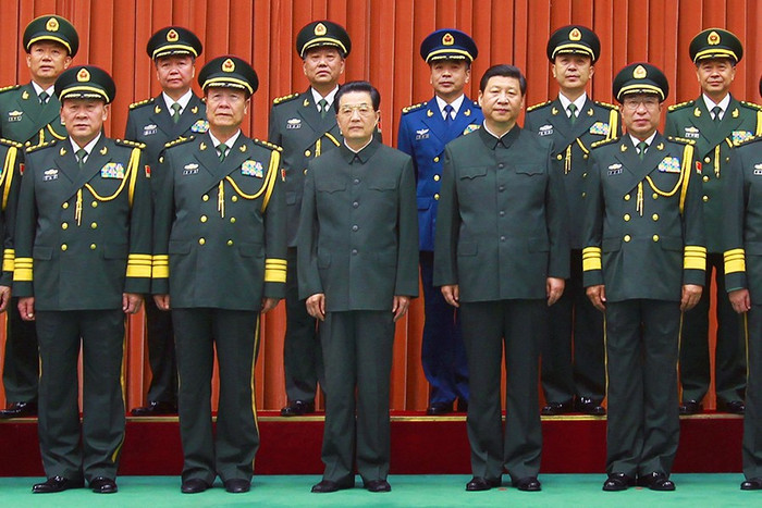Ông Tập Cận Bình và ông Hồ Cẩm Đào trong lễ thăng quân hàm thượng tướng cho 6 sĩ quan cao cấp ngày 1/8 vừa qua trước thềm đại hội 18, khi đó ông Hồ Cẩm Đào vẫn giữ ghế Chủ tịch Quân ủy Trung ương Ông Tập Cận Bình và ông Hồ Cẩm Đào trong lễ thăng quân hàm thượng tướng cho 6 sĩ quan cao cấp ngày 1/8 vừa qua trước thềm đại hội 18, khi đó ông Hồ Cẩm Đào vẫn giữ ghế Chủ tịch Quân ủy Trung ương