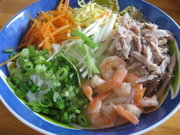 Một bát bún thang gồm bún rối trắng tinh với trứng tráng thật mỏng, thái chỉ tơ. Thịt gà có lườn trắng, đùi nâu, da vàng óng, xé nhỏ. Giò lụa thái chỉ, đặt ở một góc kèm theo một chút củ cải khô đã ngâm kỹ và tẩm nước mắm, dấm cho vừa ăn. Trên cùng là rau răm, rau mùi, hành hoa, hành củ. Và có lẽ không nên thiếu một chút xíu mắm tôm cho đậm đà món bún.