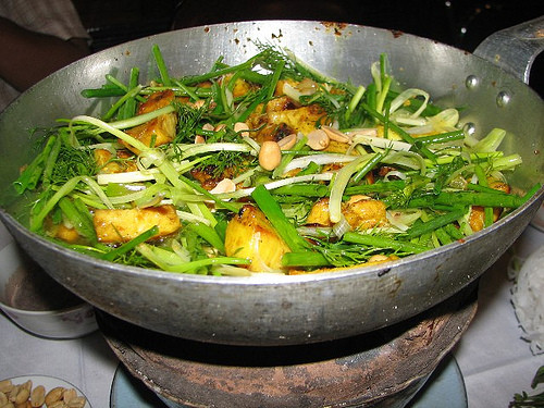 Trước khi nướng, tẩm ít mỡ nước để nướng cá cho khỏi xác. Cho cá vào que tre làm thành từng gắp chả, rồi nướng chả vàng hai mặt. Nướng bằng than hoa đỏ hồng, miếng cá chín vàng là được. Xếp một lớp cá với một lớp thìa là, hành rau thơm, rau mùi, từng lớp cho đến đầy bát to.