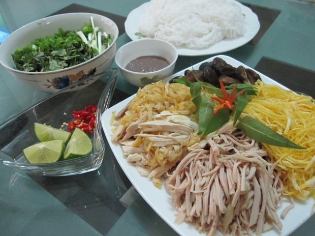 Thêm một lưu ý khi thưởng thức món bún này là cà cuống. Chỉ cần 1,2 giọt cà cuống, bát bún thang trở nên ngây ngất, quyến rũ người ăn đến từng giọt cuối cùng.