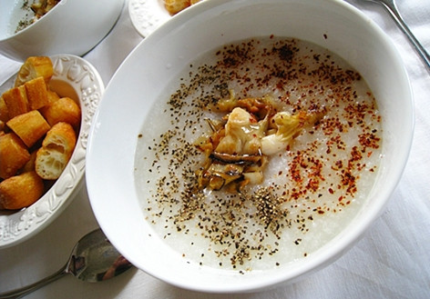 Cháo múc ra bát xong mới để thịt trai đã xào lên làm mặt cùng với hành, tiêu, ớt bột, khách tự trộn đều và ăn cùng với quẩy.