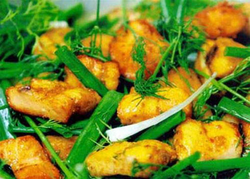 Ðầu, xương và da để nấu canh chua. Còn miếng thịt cá được ướp gia vị, mì chính, hạt tiêu, nước riềng và nước nghệ, ít nước mẻ loãng (nếu không có nước mẻ thì dùng dấm bỗng). Thời gian ướp ít nhất cũng từ một đến hai giờ.