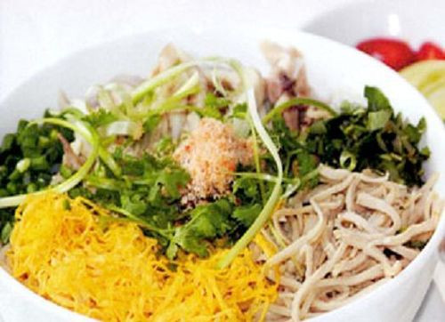 5. Bún thang Nổi tiếng nhất về món ăn này có 4 quán: 59 Hàng Lược, 28 Liễu Giai, 144 D2 Giảng Võ và 48 Cầu Gỗ. Mỗi quán có một đặc trưng riêng, tùy theo khẩu vị từng người mà chọn quán cho vừa miệng.