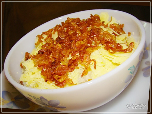 Còn xôi xéo, chắc chắn là món khó nấu nhất, cũng bởi thế mà nó hấp dẫn trong sự kết hợp giữa màu trắng của hạt nếp dẻo căng tròn, bóng mịn với màu vàng tươi của đậu xanh, cộng hưởng với màu vàng rộm, bóng nhẫy, vị béo, bùi của hành phi làm nên một thứ xôi đặc biệt.