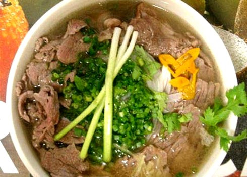 Bát phở thơm lựng, ngọt ngây. Nước lèo ngọt vị xương bò hầm, thơm mùi thịt bò vừa tới độ chín, thịt vừa dẻo lại không dai. Màu nước phở trong, bánh phở mỏng và mềm. Chỉ húp một tý nước thôi đã thấy tỉnh người. Thịt thì mềm, bánh thì dẻo, thỉnh thoảng lại thấy cái cay dịu của gừng, cái cay nồng của ớt.