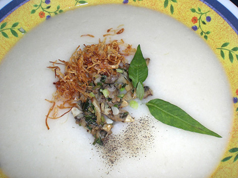 Cách làm món cháo trai có khác so với dân Sài Gòn: thịt trai để riêng như một món dùng ăn với cháo. Con trai khá to, cho nhiều thịt, được ninh lên lấy nước nấu cháo, còn thịt của chúng thì cắt nhỏ, xào lên thật thơm cùng với gia vị được nêm nếm vừa miệng.