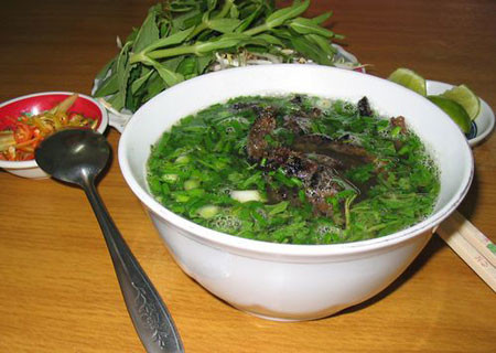 Miến đem rửa, luộc mềm, vớt ra cho vào bát. Những miếng thịt lươn phô màu vàng óng của da được đem xào cho săn lại rồi sắp lên bát miến. Rắc hành hoa và rau răm thái nhỏ lên rồi chan nước dùng. Nước dùng lươn mầu nâu nâu, ngọt trên mức bình thường, chỉ chan sâm sấp chứ không chan quá ngập. Cuối cùng rắc hạt tiêu. Đấy là cách người Hà Nội dọn cho bạn món miến lươn nổi danh của miền châu thổ sông Hồng.