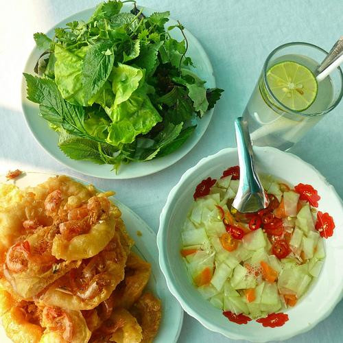 2.Bánh tôm Hồ Tây Gọi là bánh tôm Hồ Tây, nhưng nơi làm và bán thứ bánh độc đáo này lại nằm trên bờ hồ Trúc Bạch, cách biệt hẳn với Hồ Tây bằng đường Thanh Niên rộng thoáng.