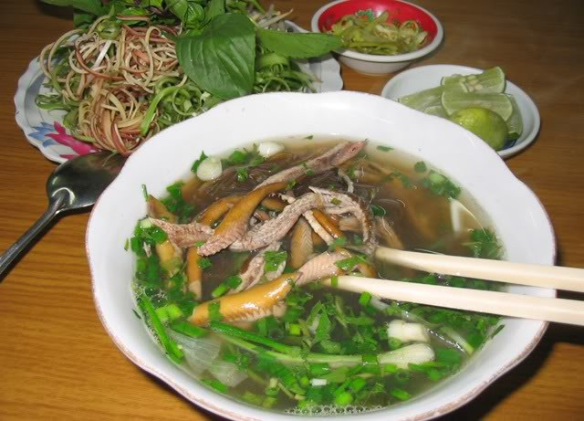 10. Miến lươn Miến lươn được xem là một món ăn ngon hài hòa âm dương. Món miến lươn hấp dẫn mọi mùa, nhưng vào những khi tiết trời se se lạnh còn hấp dẫn hơn nhiều.