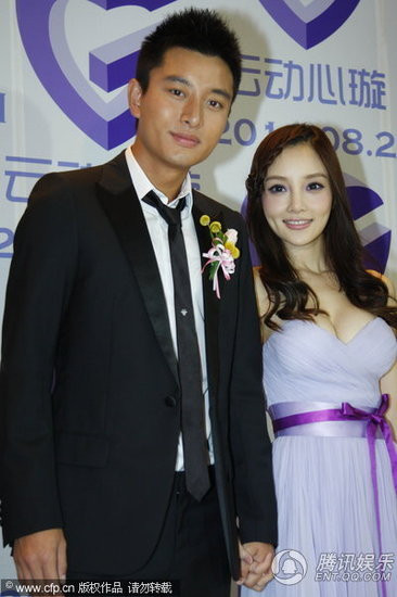 Những ngày gần đây, khi Lý Tiểu Lộ xuất hiện thân mật cùng Giả Nãi Lượng trong quán cà phê người hâm mộ mới biết về tình cảm của cả hai. Từng hợp tác với nhau trong một bộ phim, cặp đôi mới của làng giải trí được khen rất đẹp đôi. Những ngày gần đây, khi Lý Tiểu Lộ xuất hiện thân mật cùng Giả Nãi Lượng trong quán cà phê người hâm mộ mới biết về tình cảm của cả hai. Từng hợp tác với nhau trong một bộ phim, cặp đôi mới của làng giải trí được khen rất đẹp đôi.