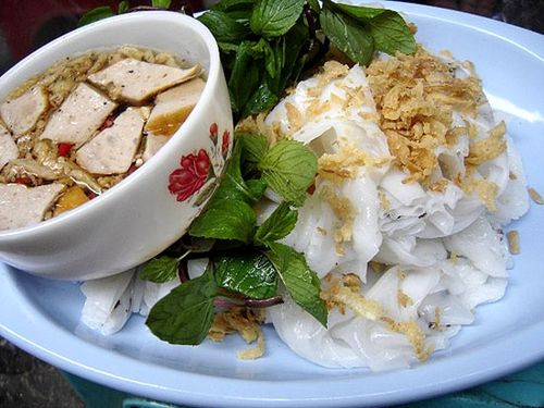 Bánh cuốn Thanh Trì đặc biệt nhất ở chỗ tráng mỏng hành mỡ thoa vào mướt mặt nhưng khi nếm vào lại thanh nhẹ, mát rượi. Ở trong thúng, bánh được xếp thành lớp kiểu như bậc thang.