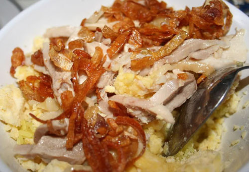 Mỗi loại xôi có một hương vị khác nhau và được ăn kèm với các loại thức ăn khác nhau. Xôi gấc mới màu đỏ rực như mời gọi đầy cuốn hút, có vị ngọt được ăn kèm với chả mỡ. Xôi lạc, xôi đỗ xanh có vẻ thanh tịnh và nền nã hơn bởi sự thanh khiết trong sắc màu, thường ăn kèm với vừng và ruốc. Xôi trắng ăn kèm với ruốc, thịt kho tàu, giò chả, lạp xường vừa thơm, vừa mềm.