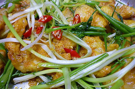 Khi ăn, dùng mỡ nước vừa rán đun thật sôi giội lên cá (món này phải ăn nóng). Nước chấm phải chế biến kỳ công, là mắm tôm hảo hạng, vắt chanh, một chút ớt cay, giầm nhẹ phảng phất cà cuống cho dậy mùi hấp dẫn.