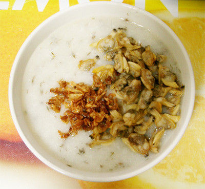 7. Cháo trai Trần Xuân Soạn Ðầu phố Trần Xuân Soạn có một quán bán duy nhất món cháo trai và thường xuyên đông khách, từ chiều tối cho đến tận khuya.