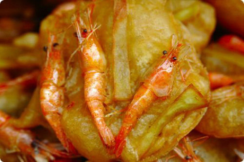 Cũng cần kể đến nước chấm bánh tôm, nó cũng gần giống nước chấm bún chả, phải đủ các vị chua, cay, mặn, ngọt nhưng chỉ vừa đủ, để chúng hòa vào nhau, thành một thứ nước chấm ngon lành đến độ uống suông cũng hết cả bát.