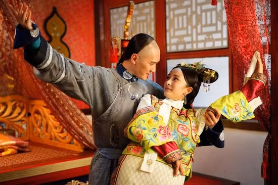 Sau khi hợp tác chung trong Cung tỏa tâm ngọc, Phùng Thiệu Phong và Dương Mịch xuất hiện như bóng với hình trong nhiều sự kiện quảng bá. Dư luận đang xôn xao về chuyện phim giả tình thật giữa Bát ca – Phùng Thiệu Phong và cung nữ - Dương Mịch. Phùng Thiệu Phong cũng từng tâm sự mẹ anh rất thích Dương Mịch. Các fans đang chờ ngày cả hai tuyên bố tình cảm của họ là sự thật.