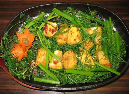 Chả cá tốt nhất là làm bằng cá chiên hoặc cá lăng. Hai loài cá này thường sinh sống, vẫy vùng trên sông Hồng.